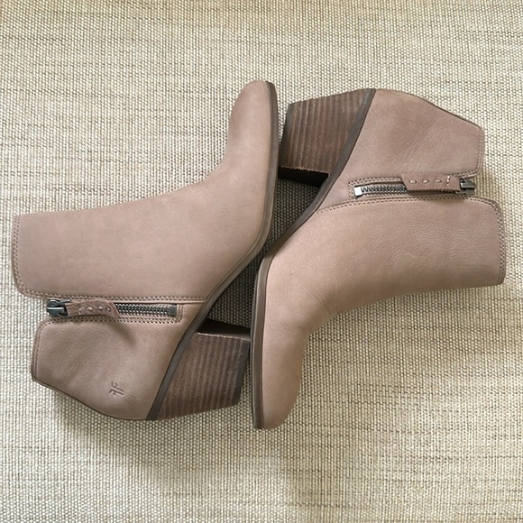 Frye Judith Double Zip Suede Ankle Booties Tan Dual Zip Block Heel Size 8 - Picture 9 of 12